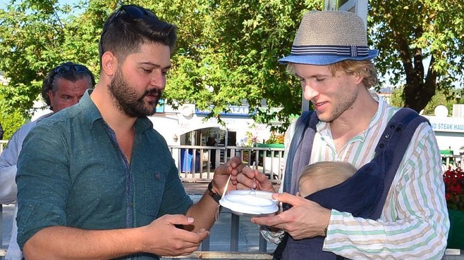 Turistlerden aşure dağıtımına yoğun ilgi