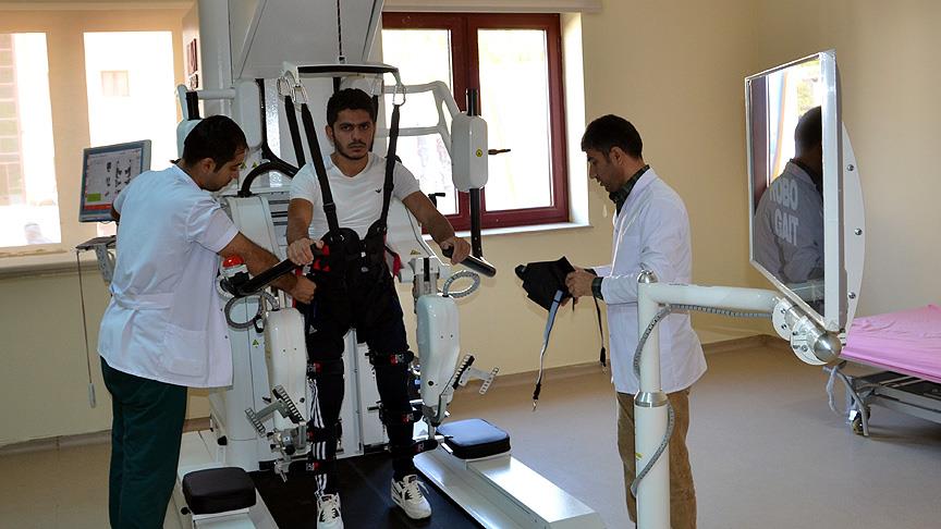 Robotik cihaz sayesinde daha erken yürüyebiliyorlar