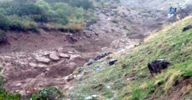 Sel suları köy yollarını ulaşıma kapattı