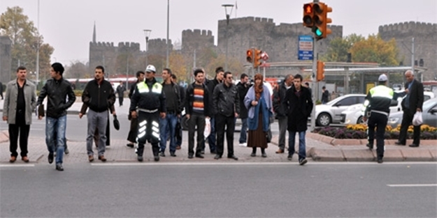 Yayaların yollarda daha güvenli yüreyebileceği bir sistem geliştirdi!