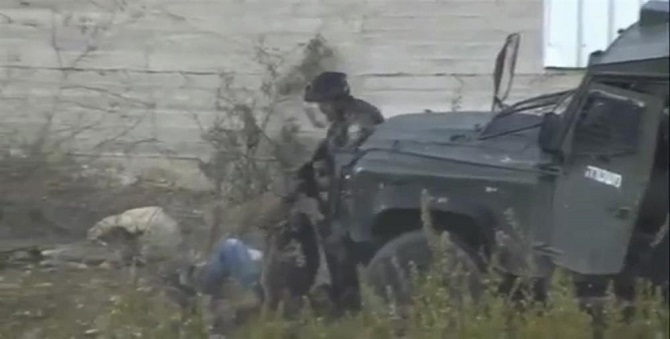 İsrail askeri Filistinli genci ciple ezdi