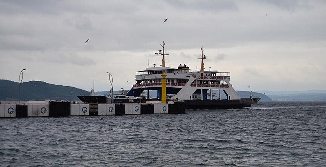 Çanakkale'de feribot seferlerine fırtına engeli