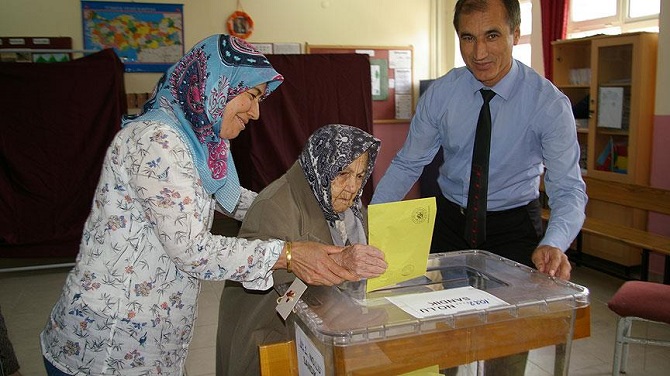 103 yaşında oy kullandı