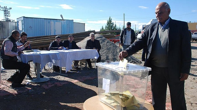 Oylarını açık alanda kullandılar