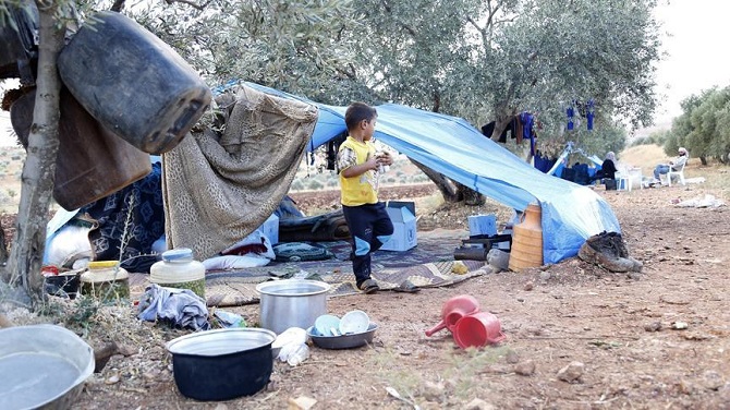 Rus saldırılarından kaçan Suriyeliler yardım bekliyor