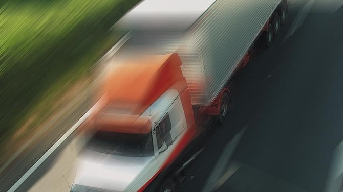 Direksiyonu ayağıyla kullanan şoföre 88 lira ceza