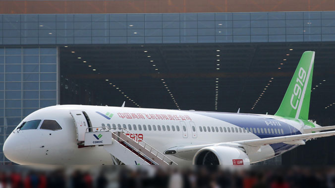 Çin, ilk büyük yerli yolcu uçağını üretti