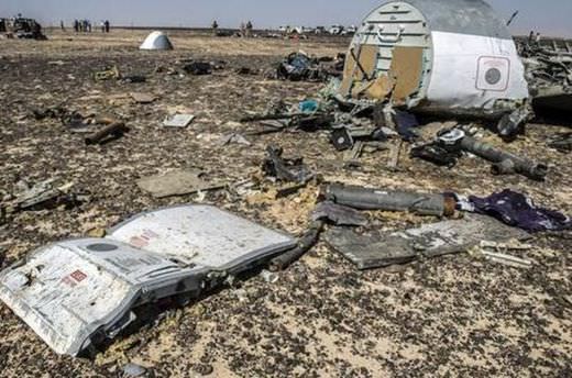 Mısır'da düşen uçak havada parçalanmış