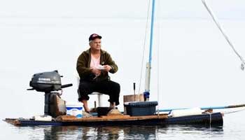 Sokaktan Topladığı Malzemelerle Tekne Yaptı