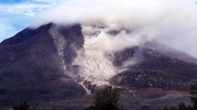 Faaliyete geçen yanardağ uçak seferlerini iptal ettirdi
