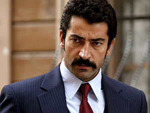 Kenan İmirzalıoğlu'nun cami hassasiyeti