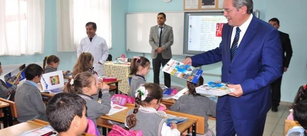 Kütahya Belediyesi 20 bin öğrenciye kitap hediye etti