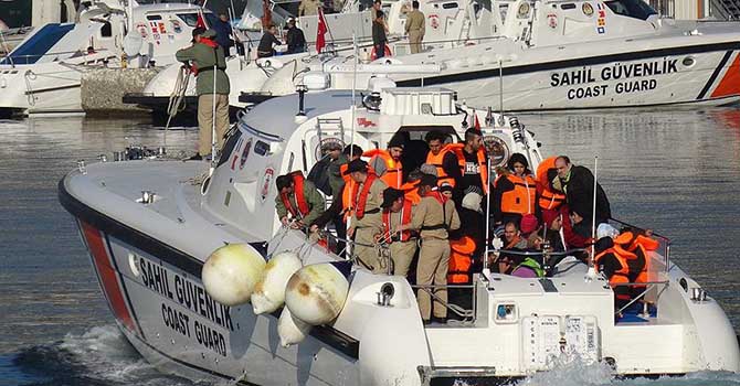 Sahil güvenlik ekipleri, 255 göçmeni kurtardı