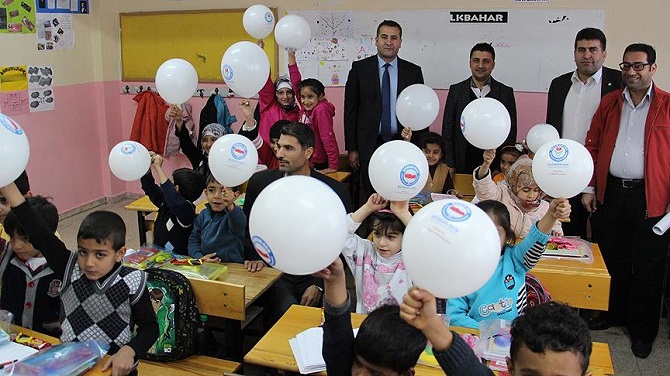 Suriyeli öğrencilere kırtasiye yardımı