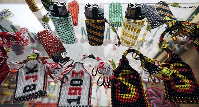 Demir parmaklıklar ardından para kazanıyorlar