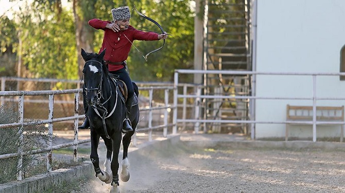 Geleneksel atlı okçuluğa gönül veren kaymakam