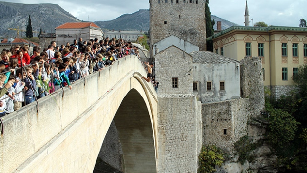 Tarihi Mostar Köprüsü için tören düzenlendi