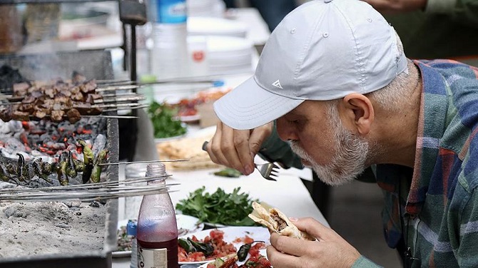 Adana'da gün ağarırken ciğer kebabıyla kahvaltı geleneği 100 yıldır sürüyor
