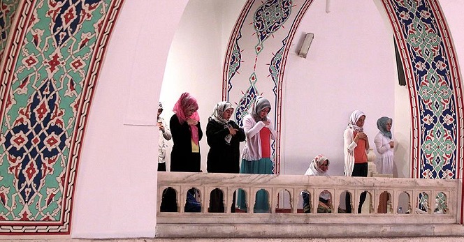 Kadınlar camilerde sıkıntı çekiyor