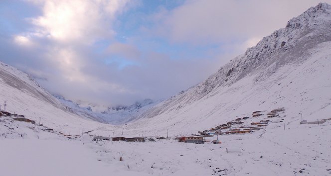Kar yağdı yaylacılar göç etti