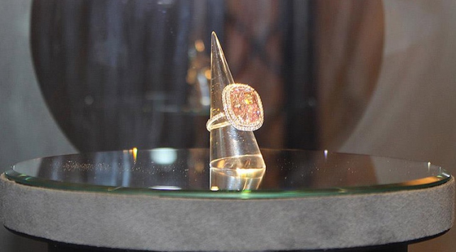 Pembe elmas yüzük rekor fiyata alıcı buldu