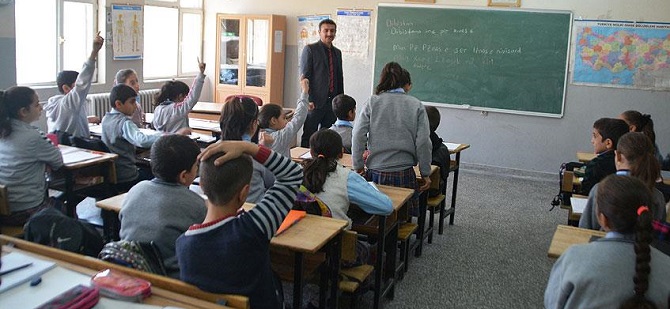 Ana dillerini okulda öğreniyorlar