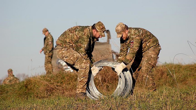 Slovenya sığınmacılar için Hırvatistan sınırına tel örgü çekiyor