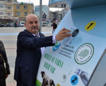 Sokak hayvanlarına 'yem pati' makinesi