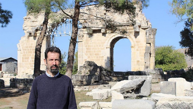 Anavarza Antik Kenti'nde yeni surlar bulundu