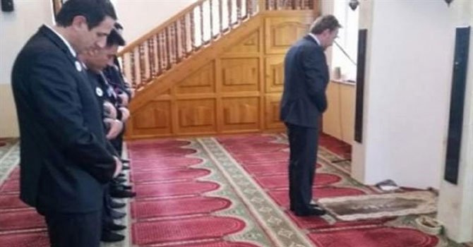 Boşnak lider İzzetbegoviç namaz kıldırdı