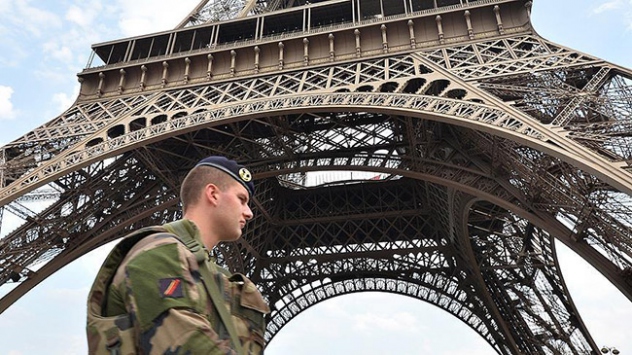 Eyfel Kulesi turistlerin ziyaretine kapatıldı