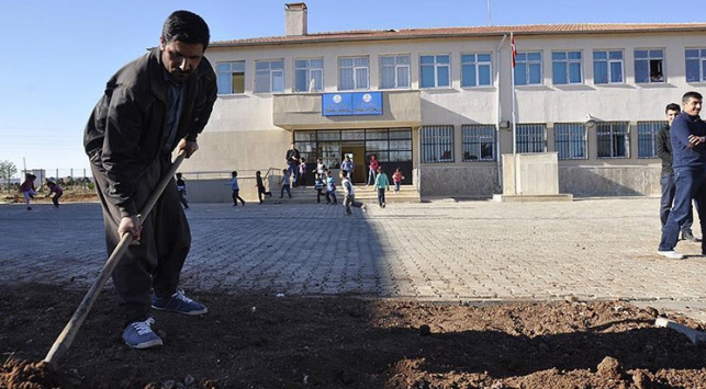 Eğitim gönüllüsü okulda ücretsiz çalışıyor