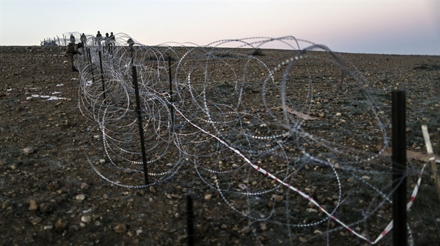 Sığınmacılara tel örgü önlemi