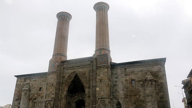 Çifte Minareli Medrese, yeni bulunan çinileriyle de ilgi çekiyor