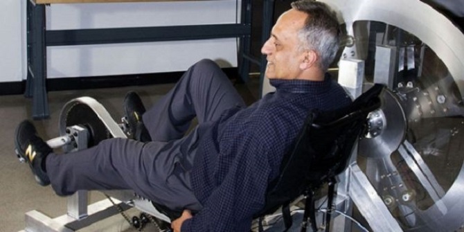 Günde bir saat pedal çevirerek 1 günlük enerji üretiyor