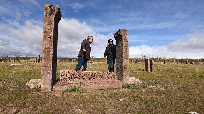 Ahlat'ta 'Esma-ül Hüsna' işlemeli mezar taşı bulundu