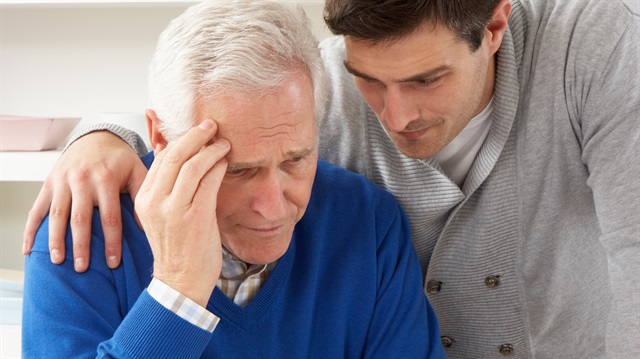 Ses kısıklığı ve göz kapağı düşüklüğüne dikkat