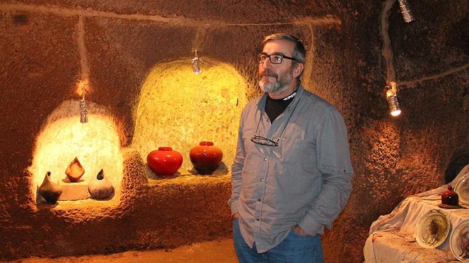 Ahırı sanat galerisine dönüştürdü