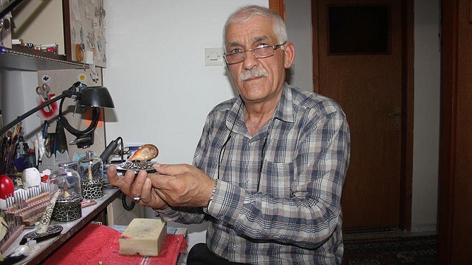 Boynuzları 'kalem ucuyla' sanat eserine çeviriyor