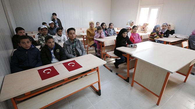 Suriyeliler için yaptırılan geçici eğitim merkezi hizmete açıldı