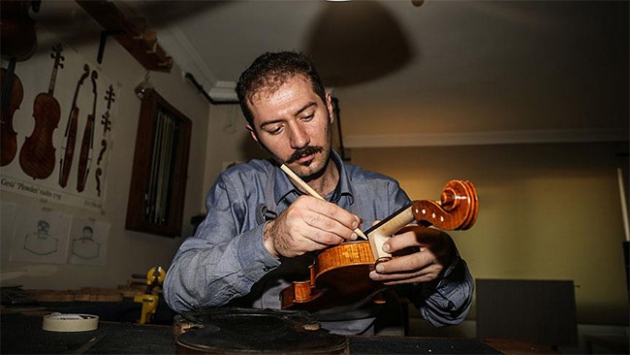 Kemanları diş hekimi aletleriyle tamir ediyor