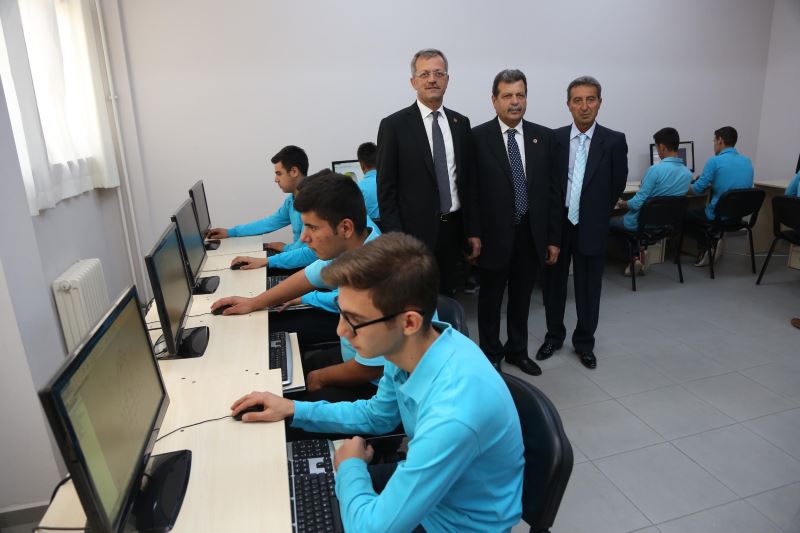 Bu lise öğrencilerine iş garantisi veriyor