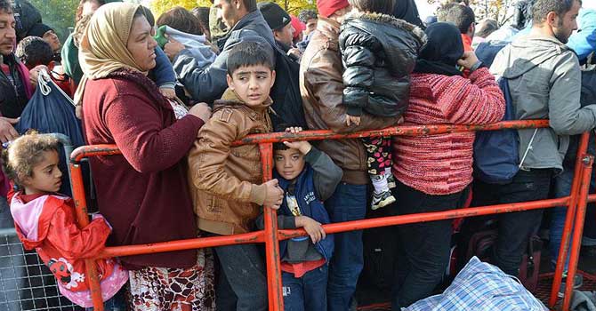 Paris saldırılarının 'günah keçisi' sığınmacılar olacak!