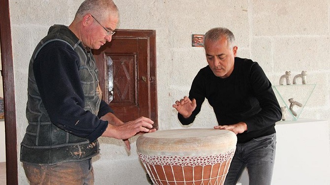 Topraktan 1 metrelik darbuka yaptı