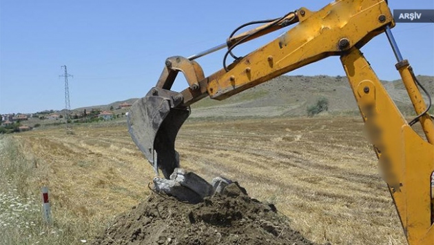 Defineciler, tarihi sebile kepçeyle zarar verdi