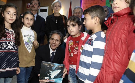 Blinken'den Adana'daki Suriyeli çocuklara eğitim seti