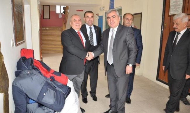 Batman'da 700 öğrenciye mont yardımı