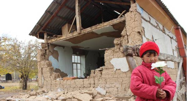 Kırgızistan depreminde 400 ev yaşanmaz halde
