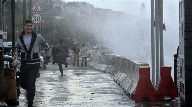 Dalgalar 4 metreyi aştı