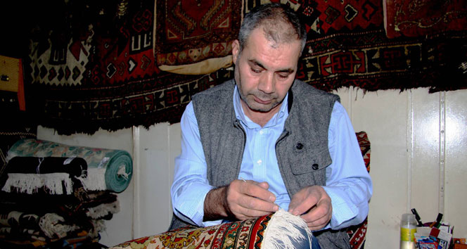 35 yıldır el dokuması halıları tamir ediyor
